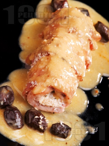 Сусамово пилешко руло от филе (бяло месо) пълнено с маслини, сесън и синьо сирене на фурна - снимка на рецептата